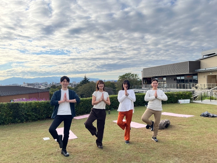 屋外ヨガ、最高です!