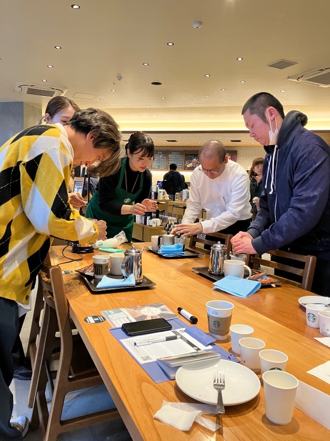 みんな真剣に美味しいコーヒーを淹れてます。