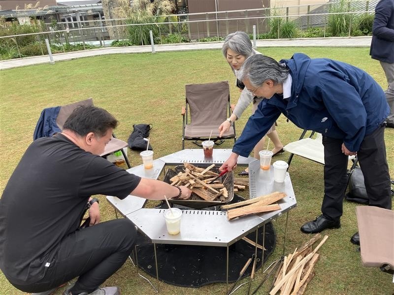焚火を囲んで、心もほぐれる癒し体験